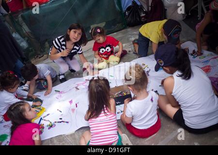 Istanbul, Turquie. 8 juin, 2013. Garderie pour enfants montés dans Gazi Park Camp. Pendant plusieurs jours la vie est passé dans le camp de Gazi Park à Istanbul depuis le début des manifestations contre les excès de l'action de la police contre les protestant contre la coupe à blanc des arbres. Crédit : Jordi Boixareu/Alamy Live News Banque D'Images