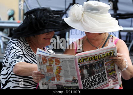 Stockholm, Suède. 8 juin, 2013. Stockholm, Suède. 8 juin, 2013. Fans norvégiens lire le journal Aftonbladet en attendant le mariage royal de la Princesse Madeleine de Suède et son mari Chris O'Neill à Stockholm, Suède, 08 juin 2013. Photo : Carsten Rehder/dpa  + + +(c) afp - Bildfunk + + + Banque D'Images