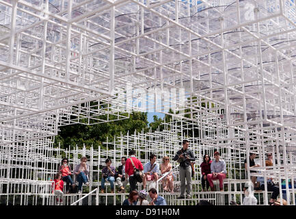 Hyde Park, London, UK. 8 juin 2013. Serpentine Gallery Pavilion 2013 conçu par Sou Fusimoto. Les visiteurs appréciant cette années Pavilion on a sunny samedi dans Hyde Park Londres Royaume-Uni. Credit : Cabanel/Alamy Live News Banque D'Images