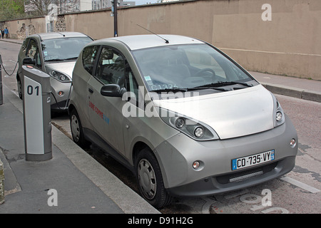 Voitures Autolib' à Paris, la station de charge Banque D'Images