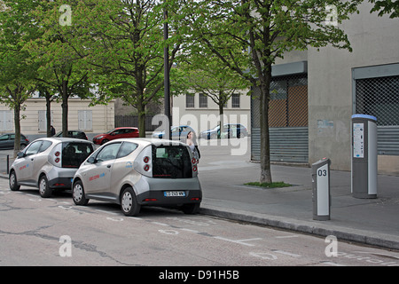 Voitures Autolib' à Paris, la station de charge Banque D'Images