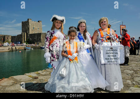 Carrickfergus (Irlande du Nord). 8 juin 2013. Le 'Roi et Reine' de Liverpool attendre le débarquement du roi Guillaume III d'Orange (L-R Shelby Lunt, Cherelle Williams, Ellie Walsh, le sergent Gemma). Crédit : Stephen Barnes/Alamy Live News Banque D'Images