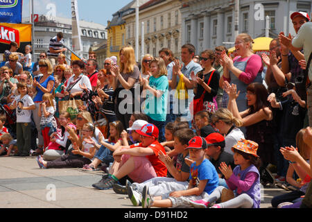 Zagreb, Croatie. 8 juin 2013. Audience sur la place Ban Jelacic Crédit : Nino Marcutti/Alamy Live News Banque D'Images