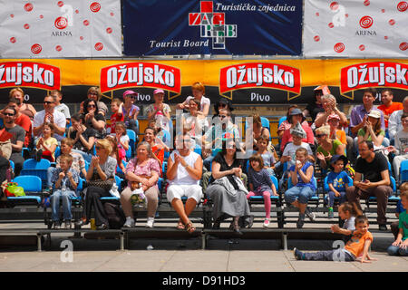 Zagreb, Croatie. 8 juin 2013. Audience sur la place Ban Jelacic Crédit : Nino Marcutti/Alamy Live News Banque D'Images