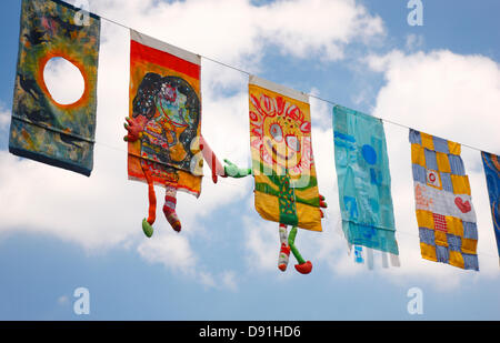 Zagreb, Croatie. 8 juin 2013. Les drapeaux sur la place Ban Jelacic au 17ème Festival de Rue International Cest est d'Meilleur Crédit : Nino/Marcutti Alamy Live News Banque D'Images