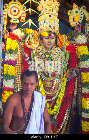 Singapour Little India,Serangoon Road,Sri Veeramakaliamman Temple,Hindou,bindi,Tamil,homme asiatique hommes,pujari,archaka,prêtre,rituel,sanctuaire,Sing130430 Banque D'Images