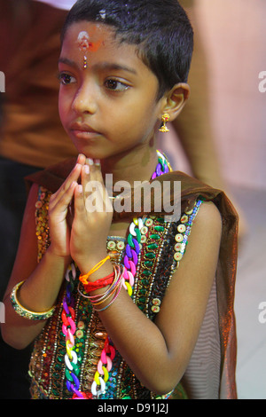 Singapour Little India,Serangoon Road,Sri Veeramakaliamman Temple,Hindou,bindi,Tamil,asiatique filles,jeune,femme enfants enfants priant,rituel,péché Banque D'Images