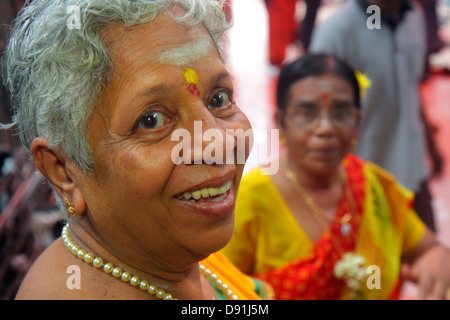 Singapour Little India,Serangoon Road,Sri Veeramakaliamman Temple,Hindou,bindi,Tamil,femme asiatique femmes,seniors citoyens,bindi,péché Banque D'Images