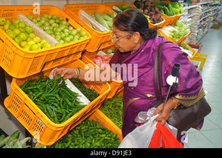 Singapour,Little India,Serangoon Road,femme asiatique femmes,shopping shopper shoppers magasins marché marchés achats vente,vente au détail s. Banque D'Images