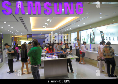 Singapore Orchard Road,Plaza Singapura,shopping shopper shoppers magasins marché marchés achats vente, magasin de détail magasins d'affaires bus Banque D'Images