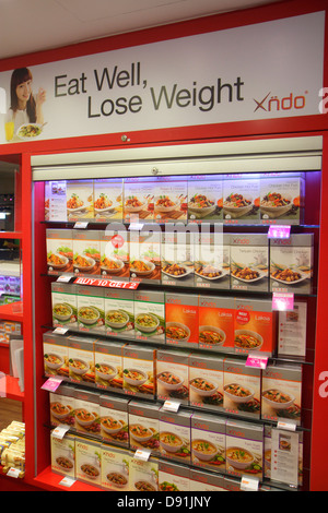 Singapore Orchard Road,Plaza Singapura,shopping shopper shoppers magasins marché marchés achats vente, magasin de détail magasins d'affaires bus Banque D'Images