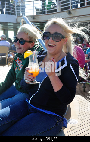 'Sail away' partie à bord P&O Azura bateau de croisière, Saint Peter Port, Guernesey, bailliage de Guernesey, Channel Islands Banque D'Images