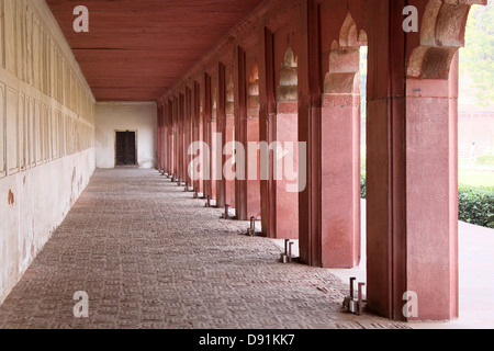 Véranda de bureaux avec piliers, fort d'Agra Utter pradesh Inde Banque D'Images