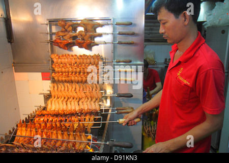 Singapour,Jalan Besar,Lavender Food Center,Center,court,vendeurs,stall stalles stand cuisine du marché,homme asiatique hommes,cuisiner,travail,travail,cuisiner Banque D'Images