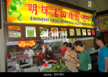 Singapour,Jalan Besar,Lavender Food Center,Center,court,vendeurs,stall stalles stand marché asiatique homme hommes,commande,femme femme femmes,prise Banque D'Images