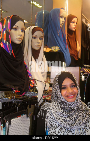 Singapour,Kampong Glam,Muslim Quarter,Arab Street,textile,marchand,tissu,femme asiatique femmes,musulmane,hijab,mannequin,sourire,heureux,pour l'exposition sa Banque D'Images