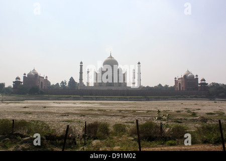 Mehtab Bagh, localisation des Taj noir avec Taj Mahal en arrière-plan sur l'autre côté de la rivière Yamuna Agra Inde Banque D'Images