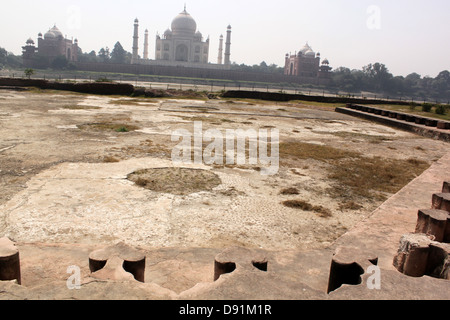 Emplacement du Taj noir avec Taj Mahal en arrière-plan sur l'autre côté de la rivière Yamuna Agra Inde Banque D'Images