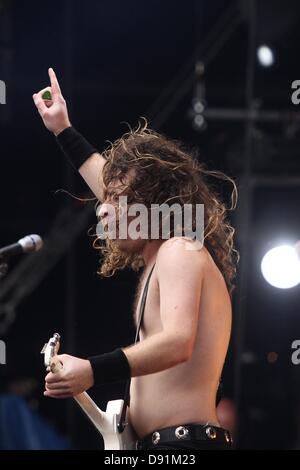 Nuerburg, Allemagne. 8 juin, 2013. Joel O'Keeffe, frontmann du groupe de hard rock Airbourne, fonctionne à la scène principale du festival rock "Rock am Ring" à Nuerburg, Allemagne, 08 juin 2013. Billets pour l'événement de trois jours ont été vendus depuis longtemps. Photo : THOMAS FREY/dpa/Alamy Live News Banque D'Images