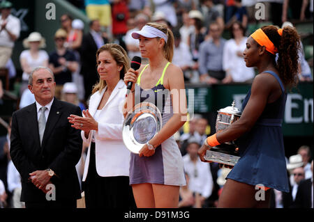 Paris, France. 8 juin, 2013. Arantxa Sanchez de l'Espagne, de la Russie, Maria Sharapova Serena Williams, de l'et Jean Gachassin, le président de la FFT après le match entre Serena Williams des États-Unis d'Amérique et de la Russie de Maria Sharapova en finale de l'Open de France de Roland Garros. Credit : Action Plus Sport Images/Alamy Live News Banque D'Images