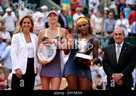 Paris, France. 8 juin, 2013. Arantxa Sanchez de l'Espagne, de la Russie, Maria Sharapova Serena Williams, de l'et Jean Gachassin, le président de la FFT après le match entre Serena Williams des États-Unis d'Amérique et de la Russie de Maria Sharapova en finale de l'Open de France de Roland Garros. Credit : Action Plus Sport Images/Alamy Live News Banque D'Images