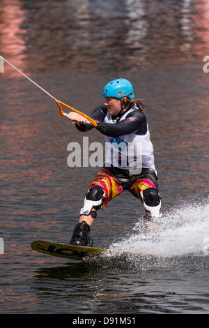 Liverpool, UK 8 juin 2013. Wakeboarder lors du Red Bull Harbour atteindre 2013, un événement inaugural où les navires, un bidonville Festival, régates, wakeboard et canal historique bateaux sont tous de prendre part à un festival de la rivière Mersey à l'Albert Dock. Credit : Cernan Elias/Alamy Live News Banque D'Images