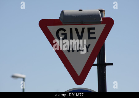 Donner signe ainsi. Le trafic routier britannique signe indiquant le trafic doit céder la place à d'autres types de trafic. Banque D'Images