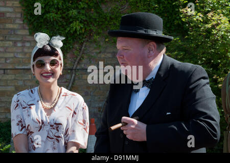 Hampshire, England, UK. 8 juin 2013. Un sosie de Winston Churchill pose avec une femme en 1940, période au cours de la guerre sur la ligne, une reconstitution de toutes choses la Seconde Guerre mondiale, célébrée sur le milieu Hants Railway Line Cresson dans le Hampshire. Les sociétés de reconstitution s'habiller en civil ou militaire plein regalia comme la musique, la vie sur le front intérieur et les véhicules de l'époque sont tous sur l'affichage, avec un certain nombre de trains à vapeur pour le transport de personnes différentes stations le long de la ligne qui ont participé à l'événement. Credit : Patricia Phillips/Alamy Live News Banque D'Images