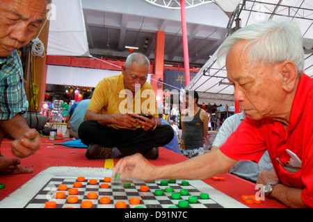 Singapour,Chinatown,Asiatiques asiatiques immigrants immigrants minorités ethniques,adultes homme hommes,jouer,dames,jeu de société,personnages hanzi, Banque D'Images