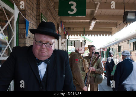 Hampshire, England, UK. 8 juin 2013. Winston Churchill inspecte une gare pendant la guerre sur la ligne, une reconstitution de toutes choses la Seconde Guerre mondiale, célébrée sur le milieu Hants Railway Line Cresson dans le Hampshire. Re-enactment societies s'habiller en civil ou militaire plein regalia comme la musique, la vie sur le front intérieur et les véhicules de l'époque sont tous sur l'affichage, avec un certain nombre de trains à vapeur pour le transport de personnes différentes stations le long de la ligne qui ont participé à l'événement. Credit : Patricia Phillips/Alamy Live News Banque D'Images