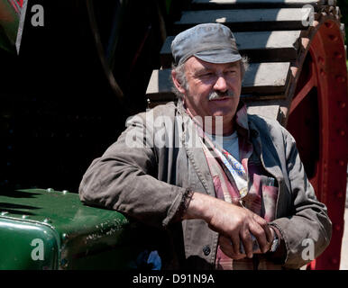 Hampshire, England, UK. 8 juin 2013. Le conducteur d'un moteur de traction à vapeur a un moment de repos au cours de la guerre sur la ligne, une célébration de l'avant à la maison de la Seconde Guerre mondiale sur le milieu Hants Railway Line Cresson dans le Hampshire. Re-enactment societies tenue que les civils ou militaires dans les ornements que la musique, la mode, les uniformes et les véhicules de l'époque sont tous sur l'affichage, avec un certain nombre de trains à vapeur pour le transport de personnes différentes stations le long de la ligne qui ont participé à l'événement. Credit : Patricia Phillips/Alamy Live News Banque D'Images