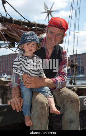 Liverpool, UK 8 juin 2013. Alice 2 ans Welch, et M. Paul Welch lors du Red Bull Harbour atteindre 2013, un événement inaugural où les navires, un bidonville Festival, régates, wakeboard et canal historique tous les bateaux participant à une rivière Mersey Festival à Albert Dock. Credit : Cernan Elias/Alamy Live News Banque D'Images