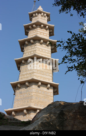 Maoshan Tower. Une ancienne pagode en pierre construit par la dynastie Ming dans les années 1300 comme un marqueur pour les navires. Il a été détruit dans les années 1960 et reconstruit en 1982. Comté de Kinmen, Taiwan Banque D'Images