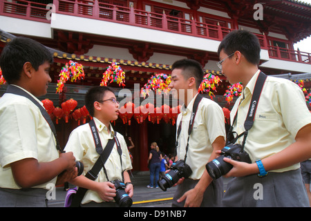 Singapour,Chinatown,asiatique adolescents adolescents adolescents garçons garçons garçons enfants enfants étudiants, appareil photo,numérique,uniforme scolaire,champ,classe,voyage,ou Banque D'Images