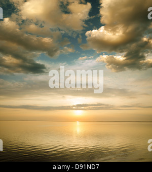 Majestueux coucher de soleil sur la surface de l'eau Banque D'Images