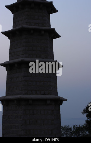 Maoshan Tower. Une ancienne pagode en pierre construit par la dynastie Ming dans les années 1300 comme un marqueur pour les navires. Il a été détruit dans les années 1960 et reconstruit en 1982. Comté de Kinmen, Taiwan Banque D'Images