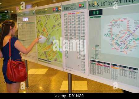 Singapore Lavender MRT Station,East West Line,métro train,riders,navetteurs,femme asiatique femmes,regarder,Highway route map,système,information,S Banque D'Images