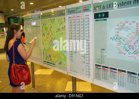 Singapour,Lavender MRT Station,East West Line,métro, transports en commun,cavaliers,navetteurs,Asiatiques asiatiques immigrants ethniques minorités,ad Banque D'Images