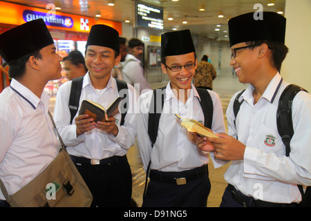 Singapour,Lavender MRT Station,East West Line,métro train,riders,navetteurs,asiatique adolescent adolescents adolescents garçon garçons garçons garçons enfants étudiant St Banque D'Images