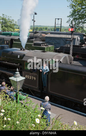 Hampshire, England, UK. 8 juin 2013. La guerre sur la ligne, une reconstitution de toutes choses la Seconde Guerre mondiale, est célébré sur le milieu Hants Railway Line Cresson dans le Hampshire. Re-enactment societies période robe des vêtements civils ou militaires en costumes traditionnels comme la musique, la vie sur le front intérieur et les véhicules de l'époque sont tous sur l'affichage, avec un certain nombre de trains à vapeur pour le transport de personnes différentes stations le long de la ligne qui ont participé à l'événement. Credit : Patricia Phillips/Alamy Live News Banque D'Images