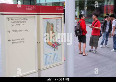 Singapour,Université nationale de Singapour,nus,ville universitaire,école,étudiants,campus,asiatique homme hommes,annuaire,carte,panneau,informations,flèches Banque D'Images