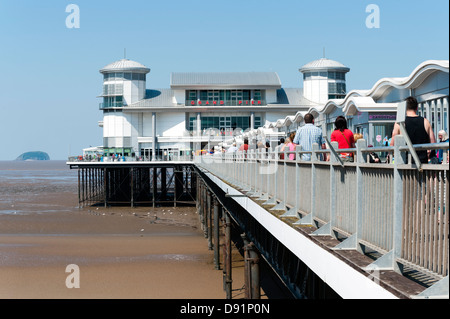 Les gens qui marchent le long de la grande jetée à Weston Super Mare, Royaume-Uni. Banque D'Images