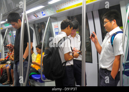 Singapour,Farrer Road MRT Station,Circle Line,métro train,riders,navetteurs,asiatique adolescent adolescents adolescents garçon garçons garçons enfants enfant étudiant St Banque D'Images