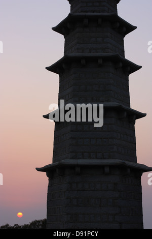 Maoshan Tower. Une ancienne pagode en pierre construit par la dynastie Ming dans les années 1300 comme un marqueur pour les navires. Il a été détruit dans les années 1960 et reconstruit en 1982. Comté de Kinmen, Taiwan Banque D'Images