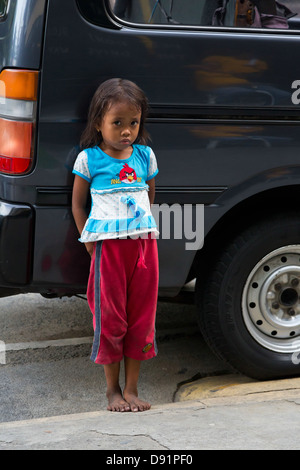 Portrait d'une petite fille dans les rues de Manille, Philippines Banque D'Images