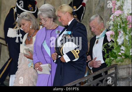 Stockholm, Suède. 8 juin, 2013. Les clients quittent la Chapelle du Palais Royal de Stockholm, Suède, après le mariage de la princesse suédoise Madeleine et Chris O'Neill, 08 juin 2013. Photo : Frank May photo ACE alliance Banque D'Images