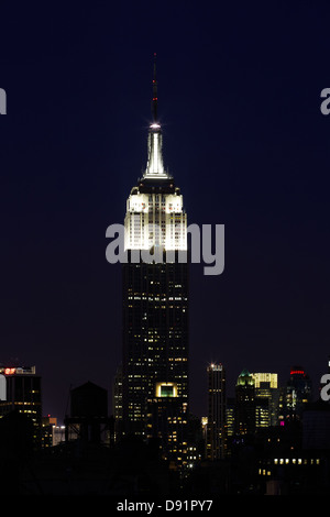 Empire State Building éclairé dans la Nuit Blanche Banque D'Images