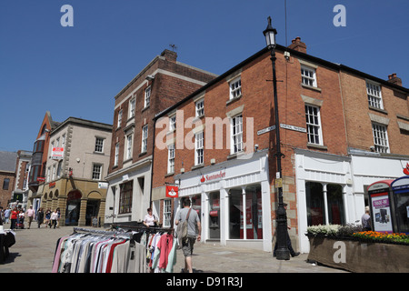 Chesterfield Market place journée ensoleillée, Santander Bank sur le trottoir central Derbyshire Angleterre Royaume-Uni, bâtiment classé Grade II Banque D'Images