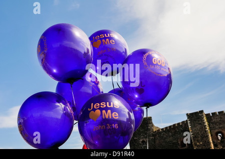 Ballons à l'Hélium dire "Jésus m'aime", Jean 3:16 Banque D'Images