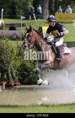 Bramham Leeds UK. 8 juin 2013. Paul Sims équitation Calador, l'effacement de l'obstacle d'eau au cours de la 40e Bramham horse trials. S : crédit D Schofield/Alamy Live News Banque D'Images